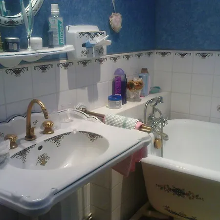 Chateau La Tour Du Roy Hotel 3*