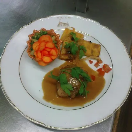 Chateau La Tour Du Roy Hotel 3*