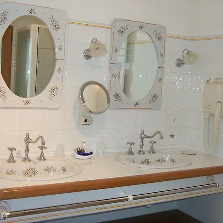 Hotel Chateau La Tour Du Roy 3*