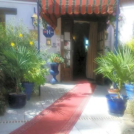 Chateau La Tour Du Roy Hotell