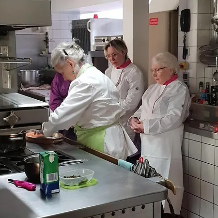 Chateau La Tour Du Roy Hotel 3*