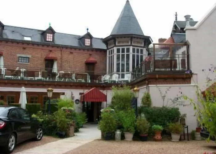 Chateau La Tour Du Roy 3*