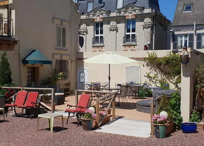 Chateau La Tour Du Roy 3*